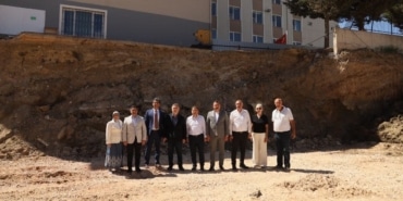 AK PARTİ MUDANYA İLÇE BAŞKANLIĞI, MÜTAREKE İLKOKULUNUN BAHÇESİNDEKİ İSTİNAT DUVARININ ÇÖKMESİNİN ARDINDAN OKULDA İNCELEMELERDE BULUNDU.
