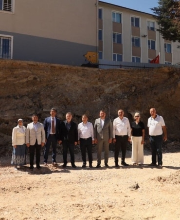 AK PARTİ MUDANYA İLÇE BAŞKANLIĞI, MÜTAREKE İLKOKULUNUN BAHÇESİNDEKİ İSTİNAT DUVARININ ÇÖKMESİNİN ARDINDAN OKULDA İNCELEMELERDE BULUNDU.