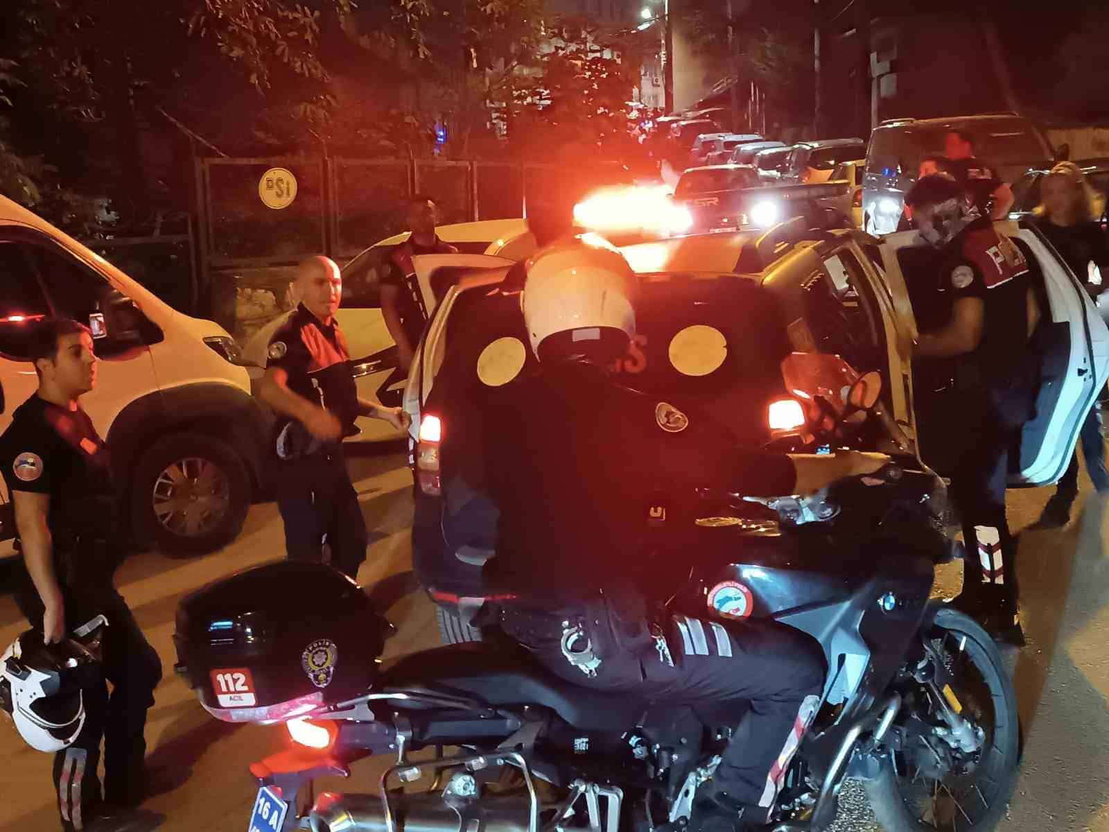 BURSA’NIN OSMANGAZİ İLÇESİNDE TİCARİ TAKSİDEN ART ARDA ATEŞ AÇILDIĞI İHBARI ÜZERİNE POLİS EKİPLERİ HAREKETE GEÇTİ.
