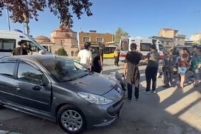 ARACA ÇARPMAMAK İÇİN MANEVRA YAPAN MOTOSİKLETTEKİ 2 GENÇ YARALANDI