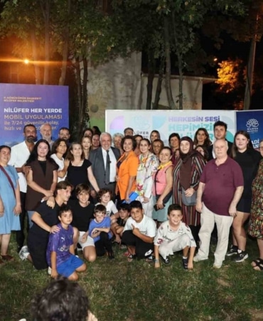 NİLÜFER BELEDİYESİ’NİN MAHALLELERİN İHTİYAÇLARINI YERİNDE TESPİT ETMEK VE MAHALLE SAKİNLERİYLE DOĞRUDAN İLETİŞİM KURMAK AMACIYLA BAŞLATTIĞI "ŞADİ BAŞKAN’LA AKŞAM ÇAYI" BULUŞMALARI BU KEZ KARAMAN MAHALLESİ’NDE GERÇEKLEŞTİ. BAŞKAN ŞADİ ÖZDEMİR, MAHALLE SAKİNLERİNİN SORULARINI YANITLAYARAK, TALEPLERİNİ DİNLEDİ.