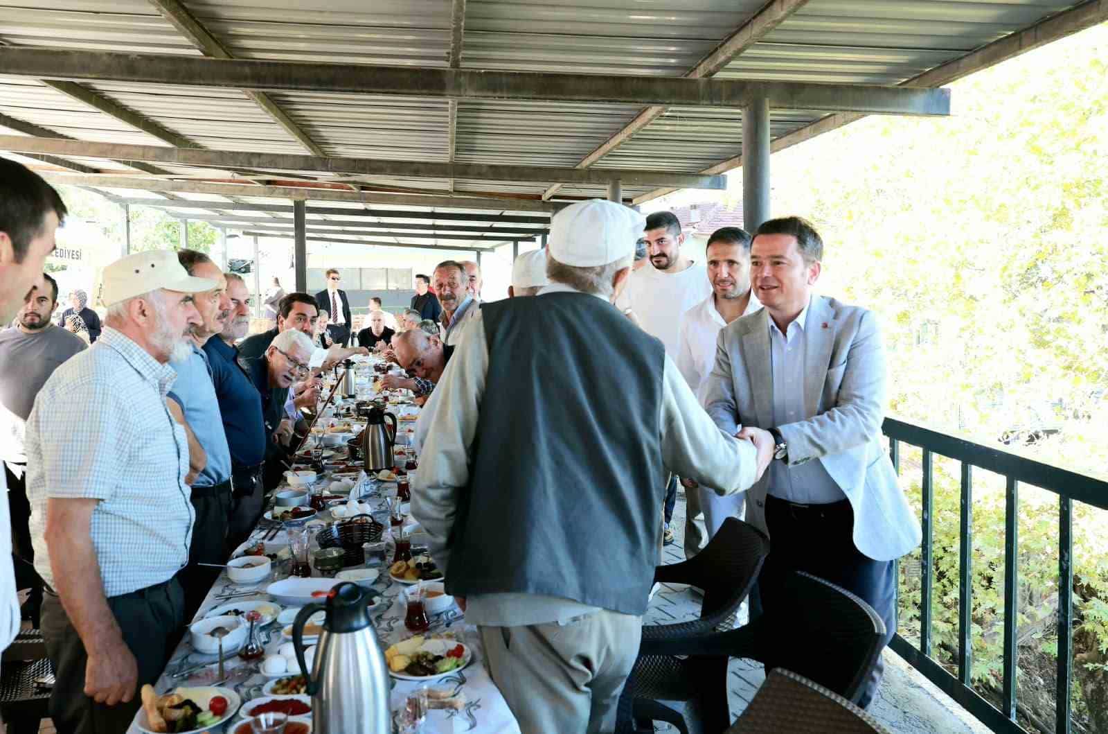 OSMANGAZİ BELEDİYE BAŞKANI ERKAN AYDIN, ULUDAĞ YİĞİTALİ KADINLARI TARIMSAL KALKINMA KOOPERATİFİ’NİN DAVETİ ÜZERİNE KIRSAL YİĞİTALİ MAHALLESİ’Nİ ZİYARET ETTİ. MAHALLEDE ÜRETİCİ KADINLAR VE VATANDAŞLARLA BİR ARAYA GELEN AYDIN, KOOPERATİFİN ÇALIŞMALARI HAKKINDA BİLGİ ALARAK, MAHALLE SAKİNLERİNİN TALEP VE BEKLENTİLERİNİ DİNLEDİ.