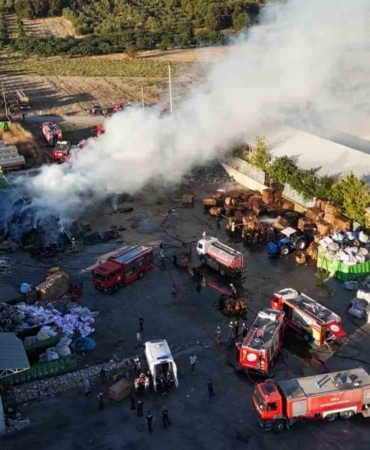 BURSA’DA GERİ DÖNÜŞÜM DEPOSUNDA ÇIKAN YANGIN KORKUTTU. YANGINA 8 İTFAİYE ARACI MÜDAHALE EDERKEN YANGINDA DUMANDAN BİR ÇALIŞAN ETKİLENDİ.