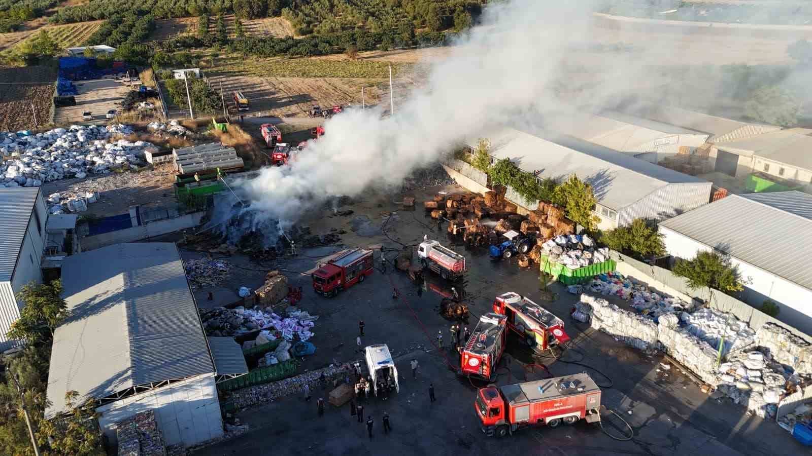 BURSA’DA GERİ DÖNÜŞÜM DEPOSUNDA ÇIKAN YANGIN KORKUTTU. YANGINA 8 İTFAİYE ARACI MÜDAHALE EDERKEN YANGINDA DUMANDAN BİR ÇALIŞAN ETKİLENDİ.