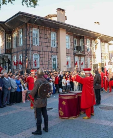 BURSA'NIN YUNAN İŞGALİNDEN KURTULUŞUNUN 104'ÜNCÜ YIL DÖNÜMÜ KUTLAMALARI ORHANGAZİ PARKI'NDA DÜZENLENEN TÖRENLE BAŞLADI. 2 YIL 2 AY 2 GÜN SÜREN İŞGALİN SONA ERMESİNİN YIL DÖNÜMÜNDE, KURTULUŞ GÜNÜ SEMBOLİK OLARAK YENİDEN CANLANDIRILDI.
