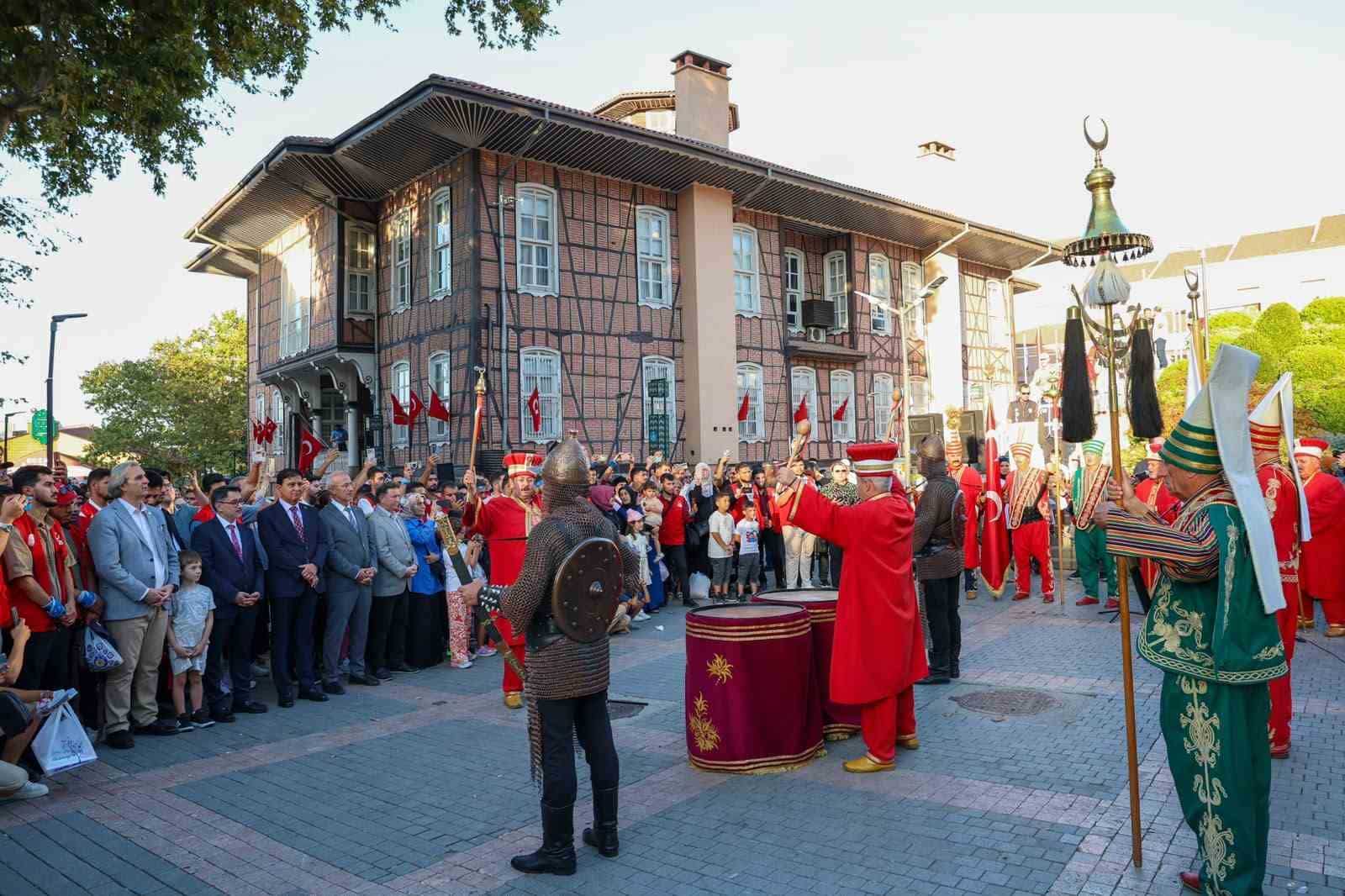 BURSA'NIN YUNAN İŞGALİNDEN KURTULUŞUNUN 104'ÜNCÜ YIL DÖNÜMÜ KUTLAMALARI ORHANGAZİ PARKI'NDA DÜZENLENEN TÖRENLE BAŞLADI. 2 YIL 2 AY 2 GÜN SÜREN İŞGALİN SONA ERMESİNİN YIL DÖNÜMÜNDE, KURTULUŞ GÜNÜ SEMBOLİK OLARAK YENİDEN CANLANDIRILDI.