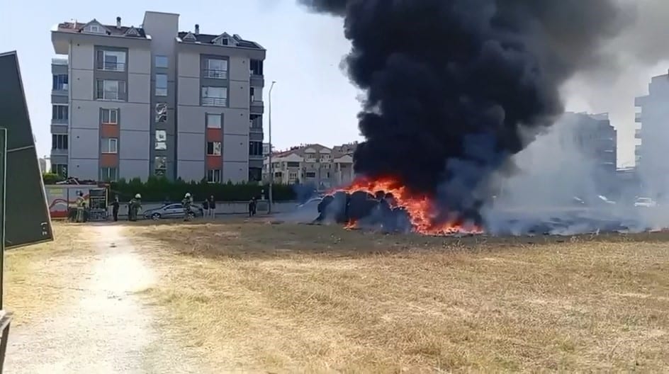 BURSA’DA HALI SAHA MALZEMELERİNİN BULUNDUĞU ALANDAN YÜKSELEN ALEVLER, MAHALLE SAKİNLERİNE KORKU DOLU ANLAR YAŞATIRKEN, İTFAİYE EKİPLERİNİN HIZLI MÜDAHALESİYLE BÜYÜMEDEN KONTROL ALTINA ALINDI.