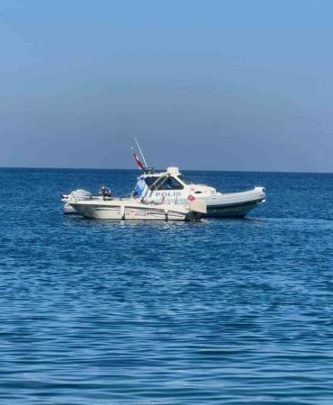 BURSA'NIN MUDANYA İLÇESİNDE, TEKNESİYLE DENİZE AÇILAN NECATİ ŞEN, KIYIYA YAKLAŞIK 70 METRE MESAFEDE DENİZDE HAREKETSİZ HALDE BULUNDU. ŞEN’İN YAPILAN TÜM MÜDAHALELERE RAĞMEN HAYATINI KAYBETTİĞİ BELİRLENDİ.