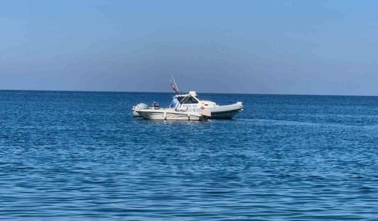BURSA'NIN MUDANYA İLÇESİNDE, TEKNESİYLE DENİZE AÇILAN NECATİ ŞEN, KIYIYA YAKLAŞIK 70 METRE MESAFEDE DENİZDE HAREKETSİZ HALDE BULUNDU. ŞEN’İN YAPILAN TÜM MÜDAHALELERE RAĞMEN HAYATINI KAYBETTİĞİ BELİRLENDİ.