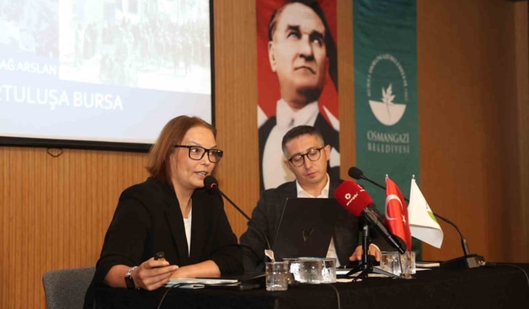 BURSA’NIN DÜŞMAN İŞGALİNDEN KURTULUŞUNUN 104. YILI, OSMANGAZİ BELEDİYESİ TARAFINDAN DÜZENLENEN ANLAMLI BİR SÖYLEŞİYLE ELE ALINDI. HİSAR ARKEOPARKI KÜLTÜR BULUŞMALARI KAPSAMINDA DÜZENLENEN PROGRAMDA, BURSA’NIN İŞGAL SÜRECİNDEN KURTULUŞUNA UZANAN MÜCADELE, TARİHSEL BELGELER IŞIĞINDA ANLATILDI.