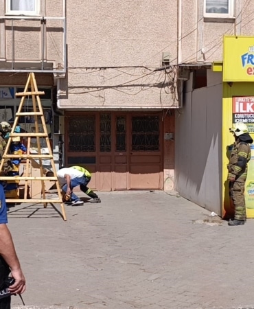 BURSA’NIN İNEGÖL İLÇESİNDE 6 KATLI APARTMANIN GİRİŞİNDE BULUNAN DOĞALGAZ BORUSUNDAKİ SIZINTI PANİĞE SEBEP OLDU. CADDEYE YAYILAN DOĞALGAZ NEDENİYLE ÇEVREDEKİLER KORKU DOLU ANLAR YAŞARKEN, BİNA İTFAİYE EKİPLERİ TARAFINDAN TAHLİYE EDİLDİ.