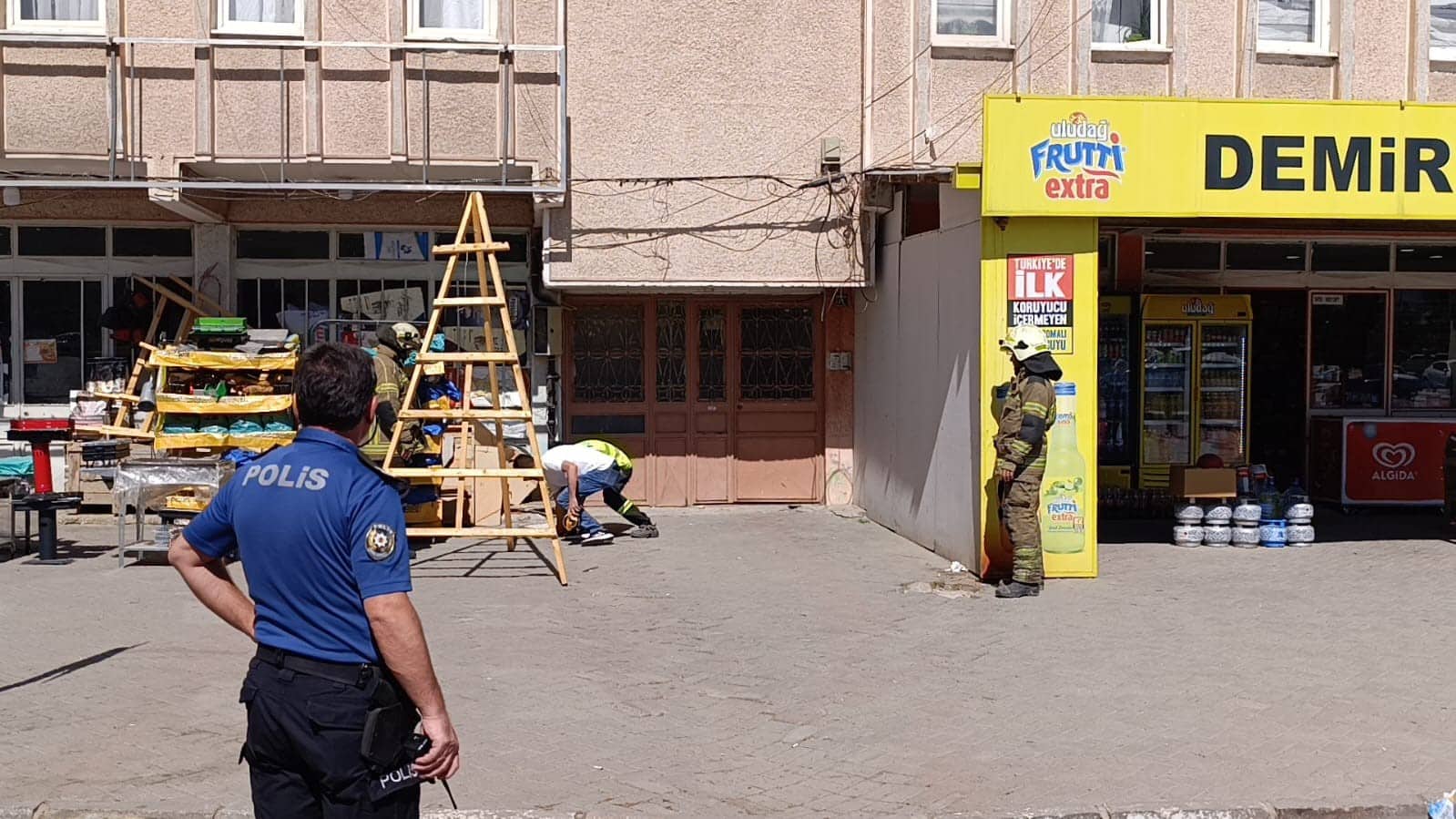 BURSA’NIN İNEGÖL İLÇESİNDE 6 KATLI APARTMANIN GİRİŞİNDE BULUNAN DOĞALGAZ BORUSUNDAKİ SIZINTI PANİĞE SEBEP OLDU. CADDEYE YAYILAN DOĞALGAZ NEDENİYLE ÇEVREDEKİLER KORKU DOLU ANLAR YAŞARKEN, BİNA İTFAİYE EKİPLERİ TARAFINDAN TAHLİYE EDİLDİ.