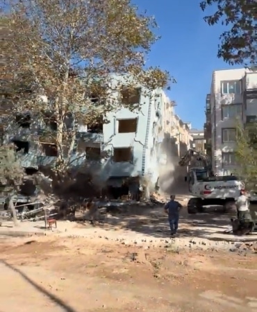 BURSA'NIN MUSTAFAKEMALPAŞA İLÇESİNDE 6 KATLI APARTMANIN YIKIMI SIRASINDA KORKU DOLU ANLAR YAŞANDI. YIKIM ÇALIŞMALARI DEVAM EDERKEN BİNANIN BİR BLOĞU BÜYÜK BİR GÜRÜLTÜYLE OLDUĞU YERE TAMAMEN ÇÖKTÜ.