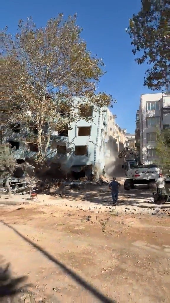 BURSA'NIN MUSTAFAKEMALPAŞA İLÇESİNDE 6 KATLI APARTMANIN YIKIMI SIRASINDA KORKU DOLU ANLAR YAŞANDI. YIKIM ÇALIŞMALARI DEVAM EDERKEN BİNANIN BİR BLOĞU BÜYÜK BİR GÜRÜLTÜYLE OLDUĞU YERE TAMAMEN ÇÖKTÜ.