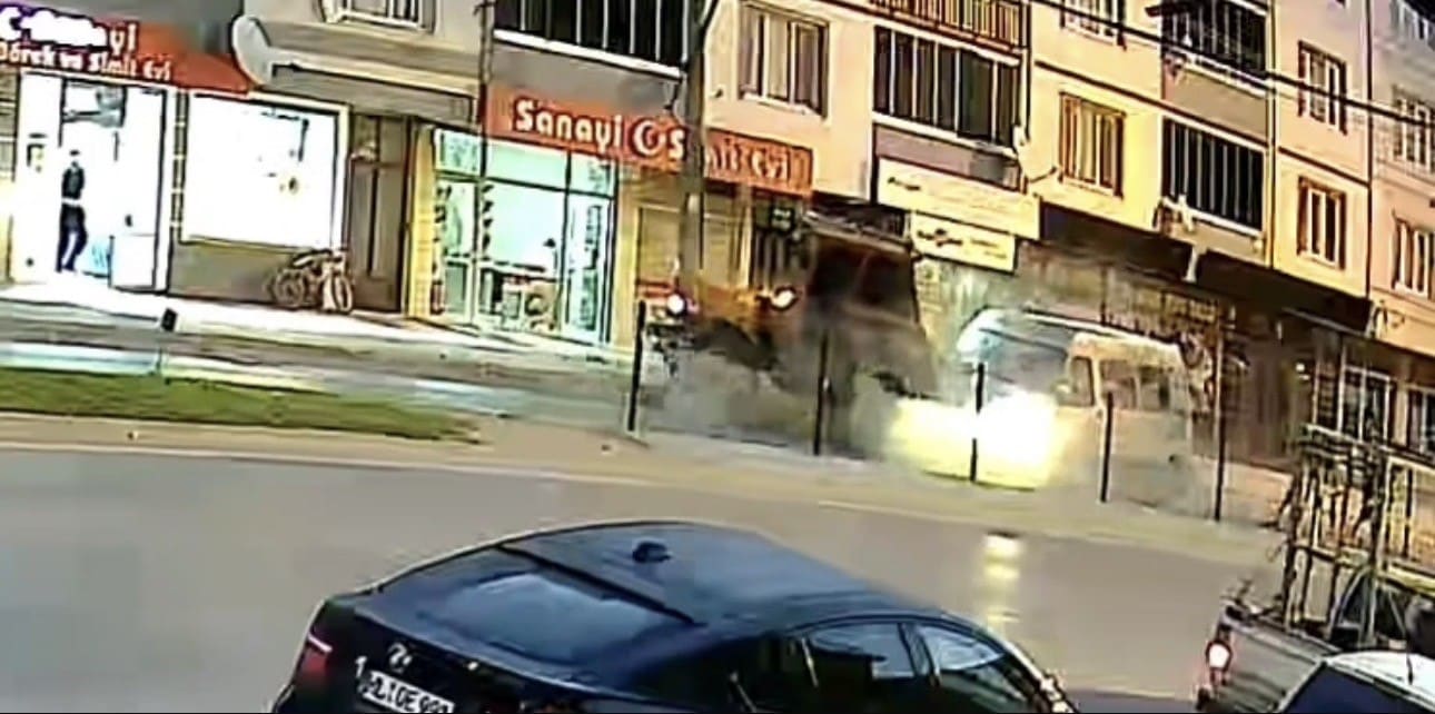 BURSA’DA 10 KİŞİNİN YARALANDIĞI FECİ KAZA KAMERADA