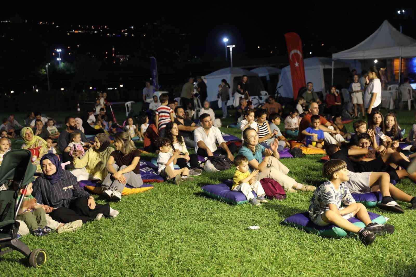 BURSA BÜYÜKŞEHİR BELEDİYESİ’NİN BİLİMİN EĞLENCELİ DÜNYASINI ÇOCUKLAR VE GENÇLERDE BİR MERAK YOLCULUĞUNA DÖNÜŞTÜRMEK AMACIYLA DÜZENLEDİĞİ ‘MOBİLFEST 2026’NIN 6. DURAĞI, HÜDAVENDİGAR KENT PARKI OLDU.