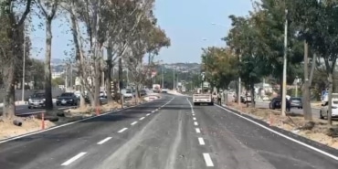 BURSA BÜYÜKŞEHİR BELEDİYESİ'NİN MUDANYA YOLU GEÇİT-BADEMLİ KAVŞAĞINDA YÜRÜTTÜĞÜ KÖPRÜ VE ŞERİT GENİŞLETME PROJESİNDE ÇALIŞMALAR TAMAMLANDI. 14 EYLÜL PAZARTESİ GÜNÜ BAŞLAYACAK 2026-2027 EĞİTİM ÖĞRETİM YILI ÖNCESİNDE GÜZERGÂH ÇİFT YÖNLÜ OLARAK TRAFİĞE AÇILDI. EKİPLERİN GECE GÜNDÜZ SÜREN ÇALIŞMALARIYLA BÖLGEDEKİ ULAŞIM SORUNU OKULLAR AÇILMADAN ÇÖZÜME KAVUŞTURULDU.