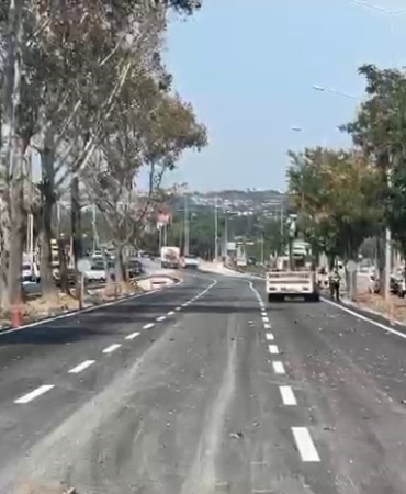 BURSA BÜYÜKŞEHİR BELEDİYESİ'NİN MUDANYA YOLU GEÇİT-BADEMLİ KAVŞAĞINDA YÜRÜTTÜĞÜ KÖPRÜ VE ŞERİT GENİŞLETME PROJESİNDE ÇALIŞMALAR TAMAMLANDI. 14 EYLÜL PAZARTESİ GÜNÜ BAŞLAYACAK 2026-2027 EĞİTİM ÖĞRETİM YILI ÖNCESİNDE GÜZERGÂH ÇİFT YÖNLÜ OLARAK TRAFİĞE AÇILDI. EKİPLERİN GECE GÜNDÜZ SÜREN ÇALIŞMALARIYLA BÖLGEDEKİ ULAŞIM SORUNU OKULLAR AÇILMADAN ÇÖZÜME KAVUŞTURULDU.