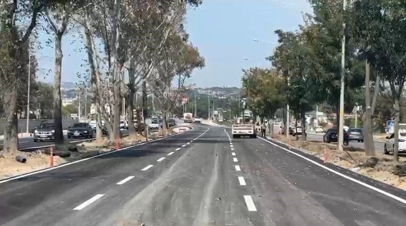 BURSA BÜYÜKŞEHİR BELEDİYESİ'NİN MUDANYA YOLU GEÇİT-BADEMLİ KAVŞAĞINDA YÜRÜTTÜĞÜ KÖPRÜ VE ŞERİT GENİŞLETME PROJESİNDE ÇALIŞMALAR TAMAMLANDI. 14 EYLÜL PAZARTESİ GÜNÜ BAŞLAYACAK 2026-2027 EĞİTİM ÖĞRETİM YILI ÖNCESİNDE GÜZERGÂH ÇİFT YÖNLÜ OLARAK TRAFİĞE AÇILDI. EKİPLERİN GECE GÜNDÜZ SÜREN ÇALIŞMALARIYLA BÖLGEDEKİ ULAŞIM SORUNU OKULLAR AÇILMADAN ÇÖZÜME KAVUŞTURULDU.