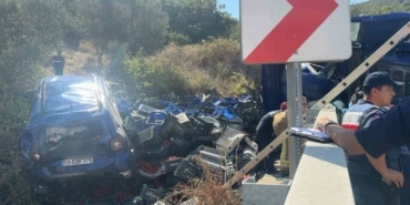 BURSA’NIN İZNİK İLÇESİNDE VİRAJI ALAMAYAN KAMYON, YOL KENARINDA PARK HALİNDE BULUNAN ARACA ÇARPTI. KAZADA KAMYONDA BULUNAN 1 KİŞİ HAYATINI KAYBEDERKEN, OTOMOBİL SÜRÜCÜSÜ YARALANDI.