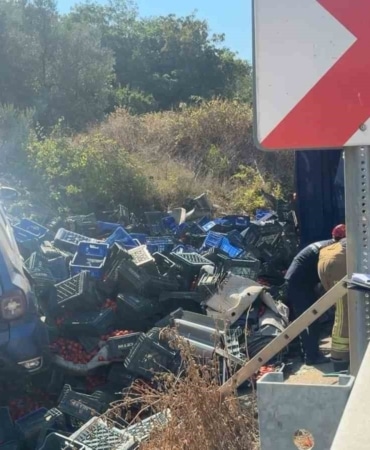 BURSA’NIN İZNİK İLÇESİNDE VİRAJI ALAMAYAN KAMYON, YOL KENARINDA PARK HALİNDE BULUNAN ARACA ÇARPTI. KAZADA KAMYONDA BULUNAN 1 KİŞİ HAYATINI KAYBEDERKEN, OTOMOBİL SÜRÜCÜSÜ YARALANDI.