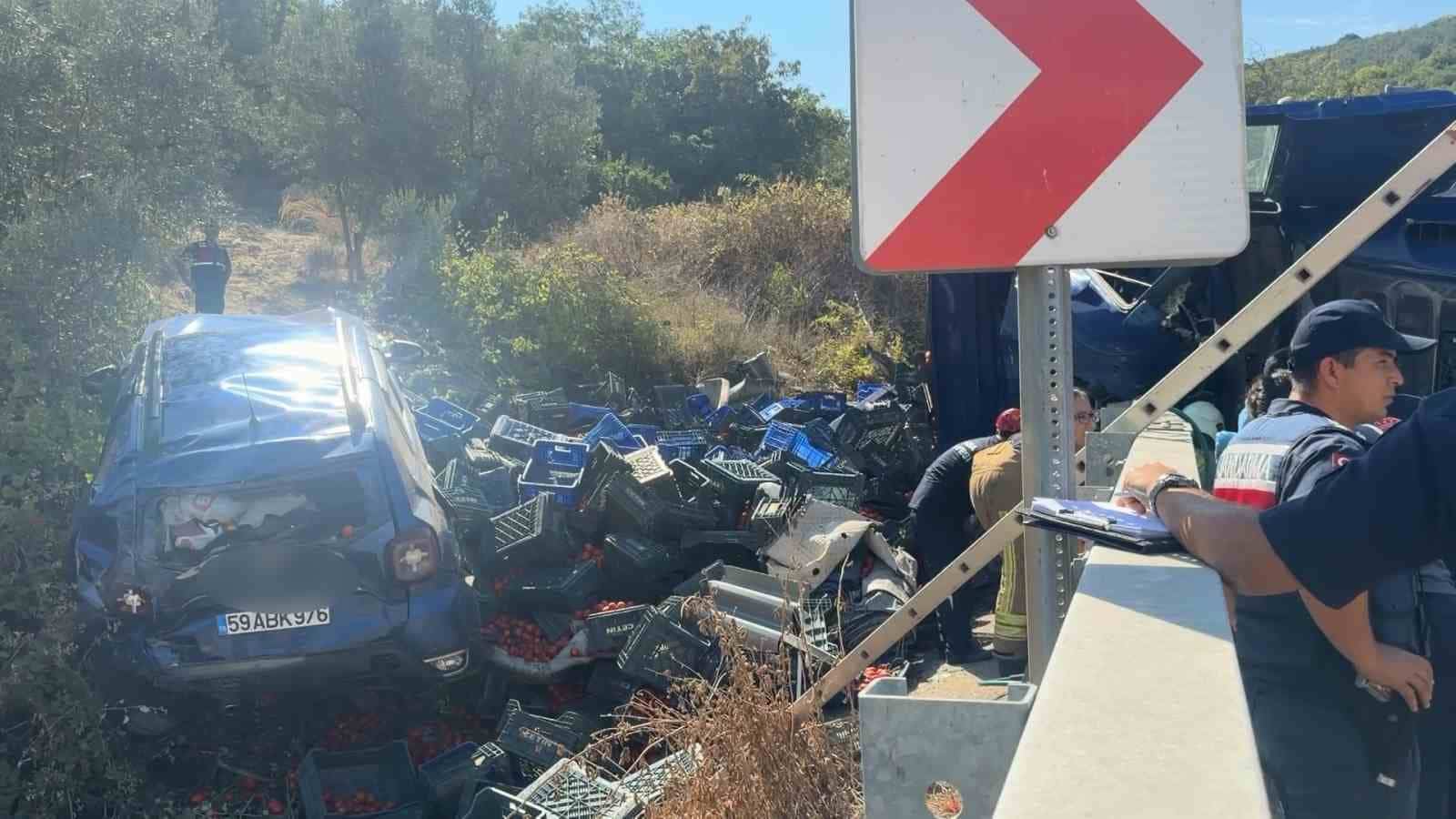 BURSA’NIN İZNİK İLÇESİNDE VİRAJI ALAMAYAN KAMYON, YOL KENARINDA PARK HALİNDE BULUNAN ARACA ÇARPTI. KAZADA KAMYONDA BULUNAN 1 KİŞİ HAYATINI KAYBEDERKEN, OTOMOBİL SÜRÜCÜSÜ YARALANDI.