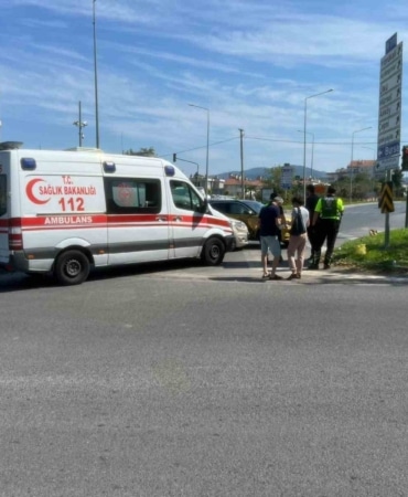 BURSA’NIN MUDANYA İLÇESİNDE İKİ OTOMOBİLİN KAVŞAKTA ÇARPIŞMASI SONUCU MEYDANA GELEN TRAFİK KAZASINDA 1 KİŞİ YARALANDI.