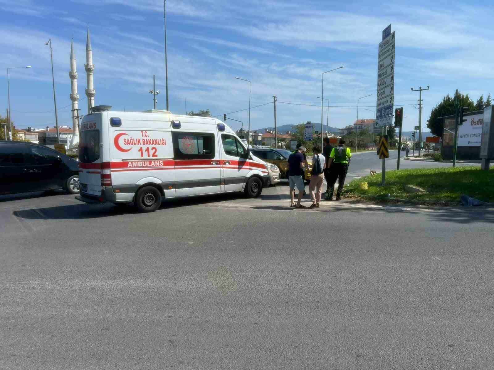 BURSA’NIN MUDANYA İLÇESİNDE İKİ OTOMOBİLİN KAVŞAKTA ÇARPIŞMASI SONUCU MEYDANA GELEN TRAFİK KAZASINDA 1 KİŞİ YARALANDI.