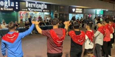 BURSA’NIN OSMANGAZİ İLÇESİNE BAĞLI DEMİRTAŞ MAHALLESİ’NDE ASKERE GİDECEK 50 GENÇ İÇİN DÜZENLENEN ASKER EĞLENCELERİ 5 GÜN BOYUNCA SÜRDÜ. MAHALLE MAHALLE GERÇEKLEŞTİRİLEN EĞLENCELERİN FİNALİ DEMİRTAŞ MEYDANI’NDA YAPILDI.
