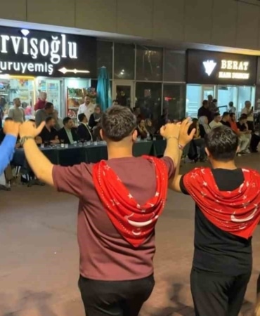 BURSA’NIN OSMANGAZİ İLÇESİNE BAĞLI DEMİRTAŞ MAHALLESİ’NDE ASKERE GİDECEK 50 GENÇ İÇİN DÜZENLENEN ASKER EĞLENCELERİ 5 GÜN BOYUNCA SÜRDÜ. MAHALLE MAHALLE GERÇEKLEŞTİRİLEN EĞLENCELERİN FİNALİ DEMİRTAŞ MEYDANI’NDA YAPILDI.