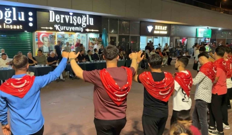 BURSA’NIN OSMANGAZİ İLÇESİNE BAĞLI DEMİRTAŞ MAHALLESİ’NDE ASKERE GİDECEK 50 GENÇ İÇİN DÜZENLENEN ASKER EĞLENCELERİ 5 GÜN BOYUNCA SÜRDÜ. MAHALLE MAHALLE GERÇEKLEŞTİRİLEN EĞLENCELERİN FİNALİ DEMİRTAŞ MEYDANI’NDA YAPILDI.