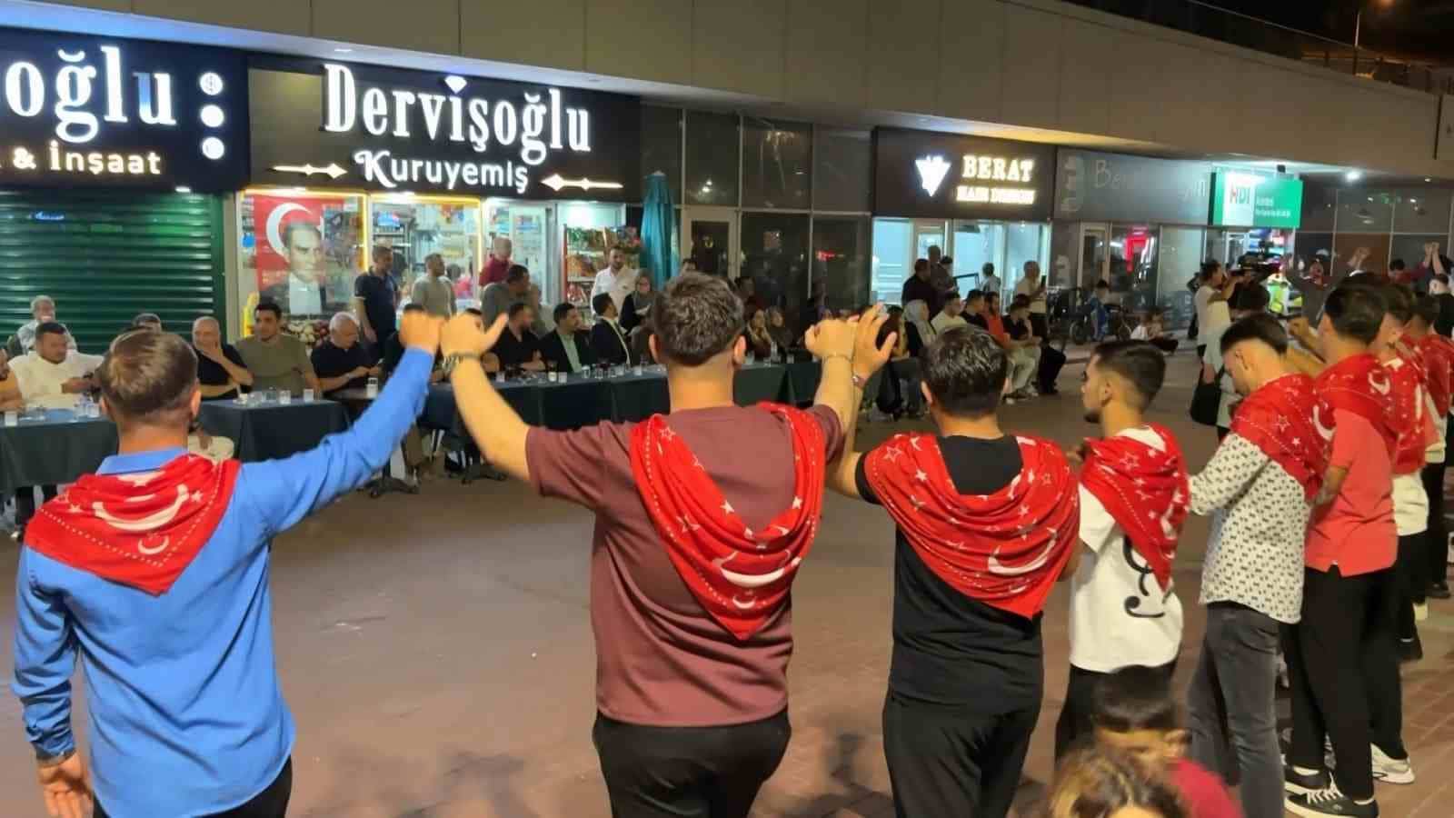 BURSA’NIN OSMANGAZİ İLÇESİNE BAĞLI DEMİRTAŞ MAHALLESİ’NDE ASKERE GİDECEK 50 GENÇ İÇİN DÜZENLENEN ASKER EĞLENCELERİ 5 GÜN BOYUNCA SÜRDÜ. MAHALLE MAHALLE GERÇEKLEŞTİRİLEN EĞLENCELERİN FİNALİ DEMİRTAŞ MEYDANI’NDA YAPILDI.