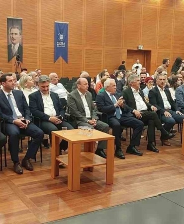 BURSA ARTVİN VAKFI’NDA OLAĞAN GENEL KURUL HEYECANI YAŞANDI. TEK LİSTEYLE GİDİLEN SEÇİMDE DOÇ. DR. ADNAN DEMİRCİ, YENİDEN BAŞKAN SEÇİLEREK GÜVEN TAZELEDİ.