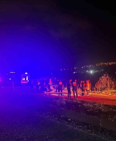 YENİŞEHİR’DE FECİ KAZA: ALKOLLÜ TIR SÜRÜCÜSÜ TERS ŞERİDE GİRİP MOTOSİKLETE ÇARPTI, 2 GENÇ HAYATINI KAYBETTİ