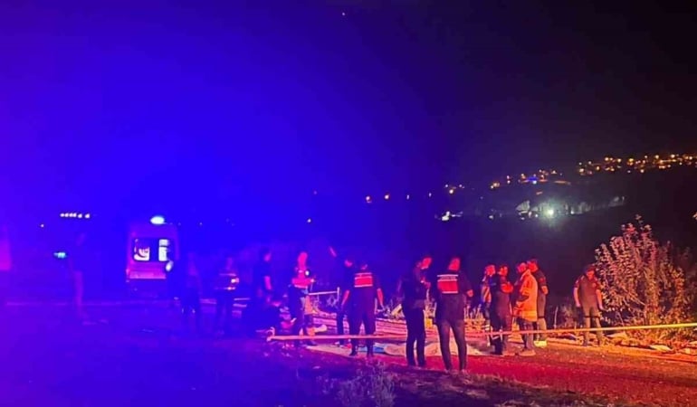 YENİŞEHİR’DE FECİ KAZA: ALKOLLÜ TIR SÜRÜCÜSÜ TERS ŞERİDE GİRİP MOTOSİKLETE ÇARPTI, 2 GENÇ HAYATINI KAYBETTİ