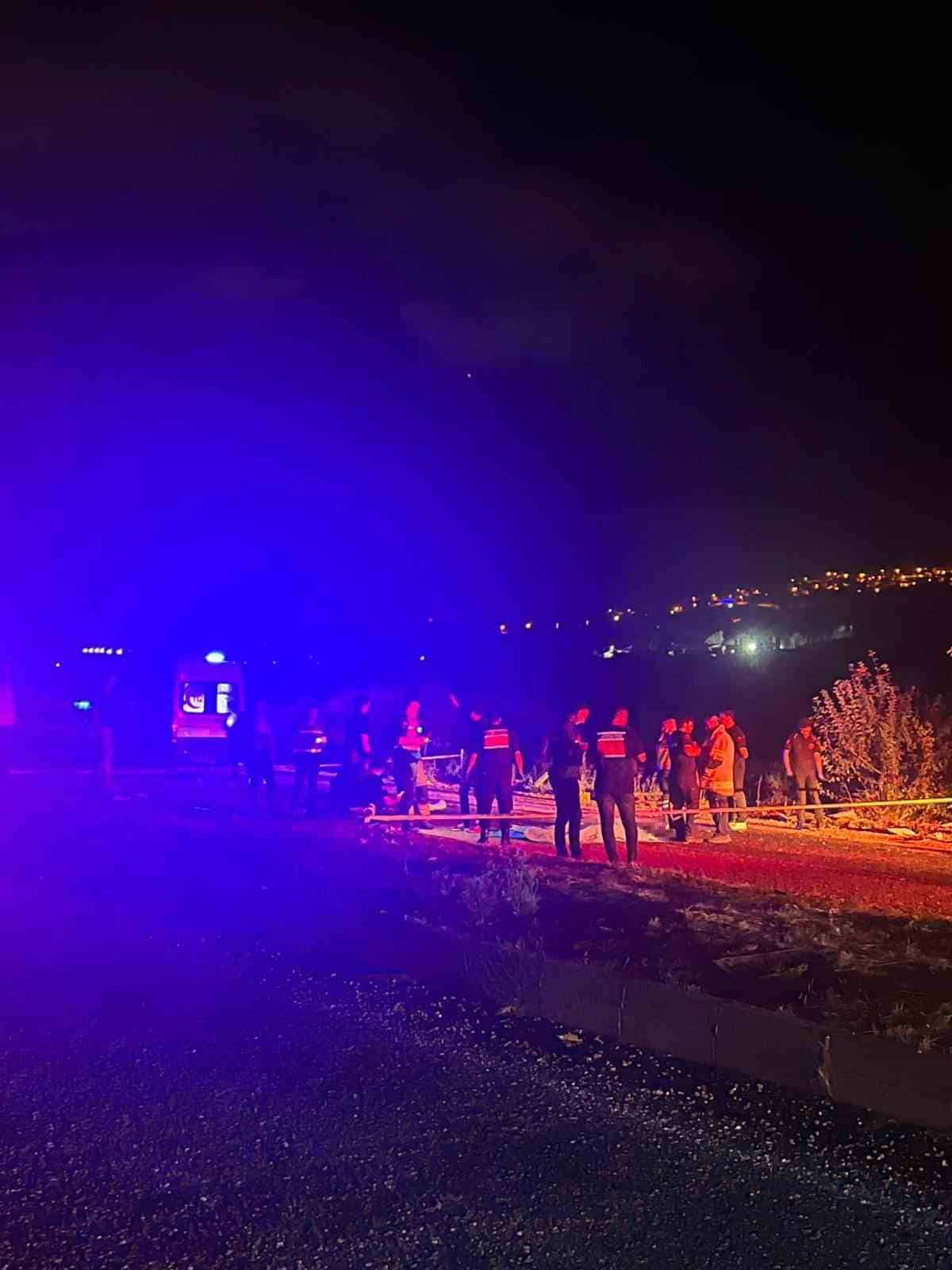 YENİŞEHİR’DE FECİ KAZA: ALKOLLÜ TIR SÜRÜCÜSÜ TERS ŞERİDE GİRİP MOTOSİKLETE ÇARPTI, 2 GENÇ HAYATINI KAYBETTİ