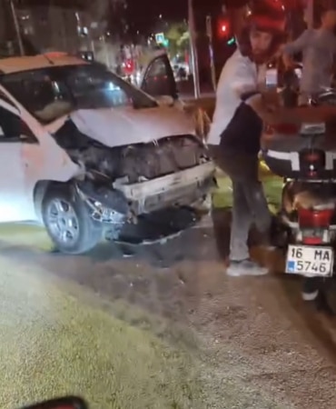 KIRMIZI IŞIKTA GEÇEN MOTOSİKLETE OTOMOBİL ÇARPTI: 1 ÖLÜ, 1 YARALI