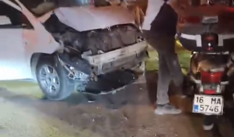 KIRMIZI IŞIKTA GEÇEN MOTOSİKLETE OTOMOBİL ÇARPTI: 1 ÖLÜ, 1 YARALI
