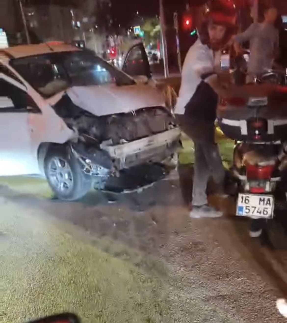 KIRMIZI IŞIKTA GEÇEN MOTOSİKLETE OTOMOBİL ÇARPTI: 1 ÖLÜ, 1 YARALI