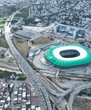 BURSA’DA 2026-2027 EĞİTİM ÖĞRETİM YILININ İLK DERS ZİLİ BUGÜN ÇALDI. KENT GENELİNDE 2 BİN 71 OKULDA 598 BİN 863 ÖĞRENCİ VE 40 BİN 699 ÖĞRETMEN DERS BAŞI YAPARKEN, SABAH SAATLERİNDE YAŞANMASI BEKLENEN TRAFİK YOĞUNLUĞU KORKULAN SEVİYEYE ULAŞMADI.