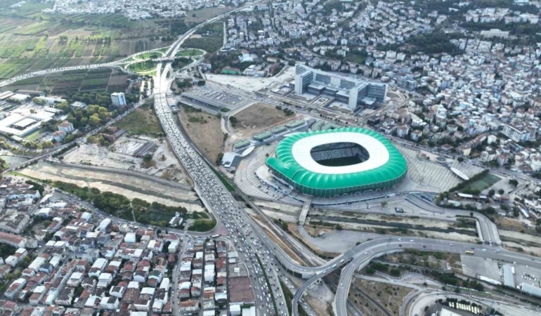 BURSA’DA 2026-2027 EĞİTİM ÖĞRETİM YILININ İLK DERS ZİLİ BUGÜN ÇALDI. KENT GENELİNDE 2 BİN 71 OKULDA 598 BİN 863 ÖĞRENCİ VE 40 BİN 699 ÖĞRETMEN DERS BAŞI YAPARKEN, SABAH SAATLERİNDE YAŞANMASI BEKLENEN TRAFİK YOĞUNLUĞU KORKULAN SEVİYEYE ULAŞMADI.