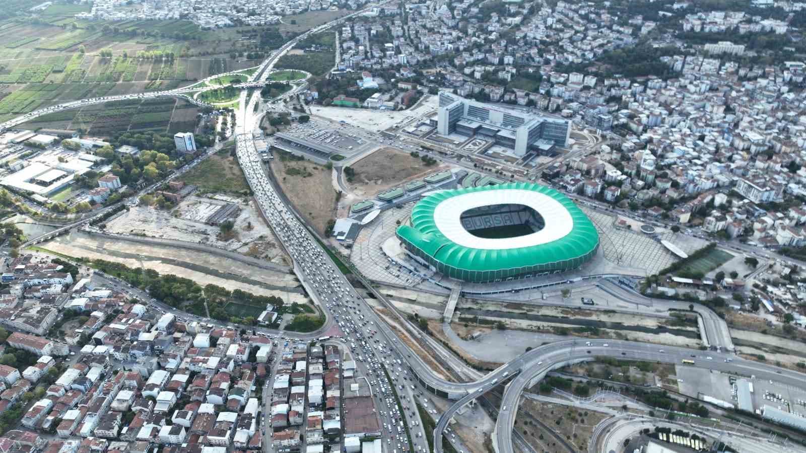 BURSA’DA 2026-2027 EĞİTİM ÖĞRETİM YILININ İLK DERS ZİLİ BUGÜN ÇALDI. KENT GENELİNDE 2 BİN 71 OKULDA 598 BİN 863 ÖĞRENCİ VE 40 BİN 699 ÖĞRETMEN DERS BAŞI YAPARKEN, SABAH SAATLERİNDE YAŞANMASI BEKLENEN TRAFİK YOĞUNLUĞU KORKULAN SEVİYEYE ULAŞMADI.