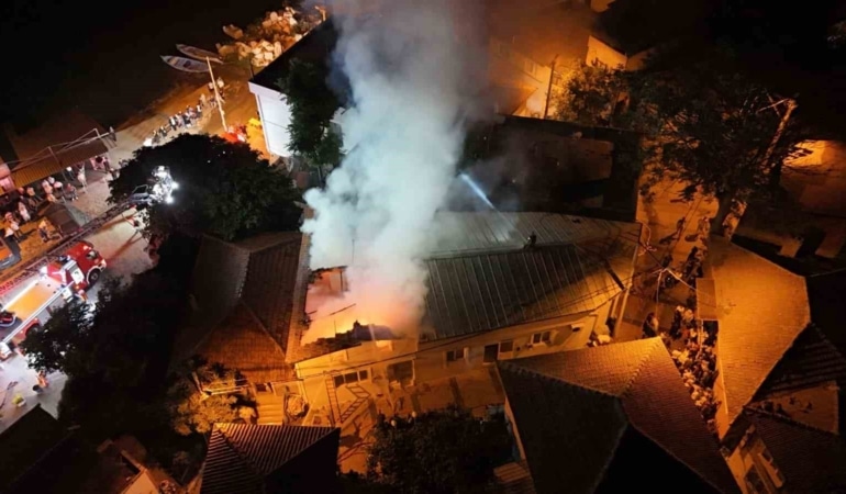 BURSA'NIN NİLÜFER İLÇESİNDE BİR EVDE ÇIKAN YANGIN KORKU DOLU ANLARA NEDEN OLDU. ALEVLERİN YÜKSELDİĞİ İHBARI ÜZERİNE BÖLGEYE ÇOK SAYIDA EKİP SEVK EDİLİRKEN, YANGIN ÇEVREYE YAYILMADAN SÖNDÜRÜLDÜ.