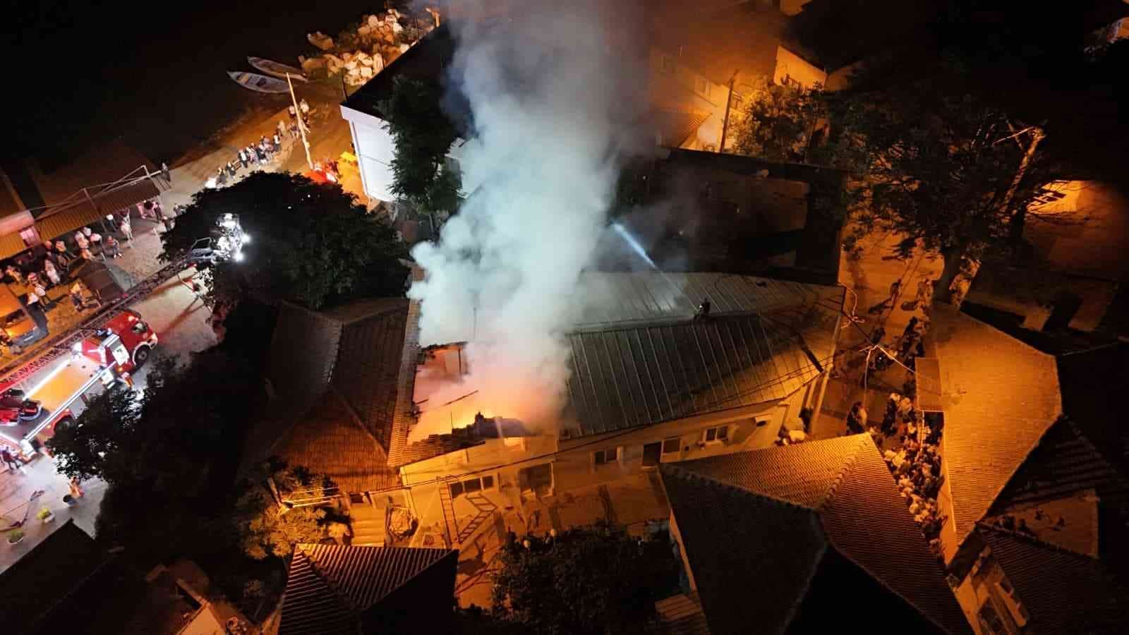 BURSA'NIN NİLÜFER İLÇESİNDE BİR EVDE ÇIKAN YANGIN KORKU DOLU ANLARA NEDEN OLDU. ALEVLERİN YÜKSELDİĞİ İHBARI ÜZERİNE BÖLGEYE ÇOK SAYIDA EKİP SEVK EDİLİRKEN, YANGIN ÇEVREYE YAYILMADAN SÖNDÜRÜLDÜ.