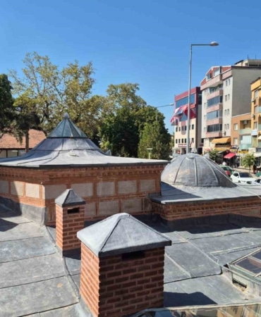 BURSA'DA KESTEL BELEDİYESİ TARAFINDAN VANİ MEHMET EFENDİ ŞİFA HAMAMI’NDA YÜRÜTÜLEN RESTORASYON ÇALIŞMALARINDA SONA GELİNDİ. BU KAPSAMDA KESTEL BELEDİYESİ TARAFINDAN İLÇENİN ÖNEMLİ TARİHİ YAPILARINDAN BİRİ OLAN ŞİFA HAMAMI, ÖZGÜN MİMARİ DOKUSU KORUNARAK GERÇEKLEŞTİRİLEN KAPSAMLI ÇALIŞMALARLA YENİDEN KESTEL’E KAZANDIRILIYOR.