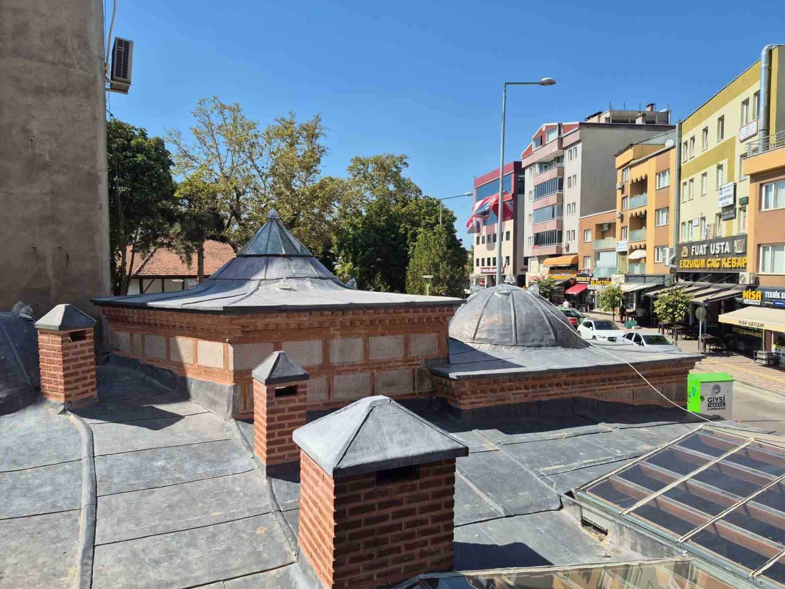 BURSA'DA KESTEL BELEDİYESİ TARAFINDAN VANİ MEHMET EFENDİ ŞİFA HAMAMI’NDA YÜRÜTÜLEN RESTORASYON ÇALIŞMALARINDA SONA GELİNDİ. BU KAPSAMDA KESTEL BELEDİYESİ TARAFINDAN İLÇENİN ÖNEMLİ TARİHİ YAPILARINDAN BİRİ OLAN ŞİFA HAMAMI, ÖZGÜN MİMARİ DOKUSU KORUNARAK GERÇEKLEŞTİRİLEN KAPSAMLI ÇALIŞMALARLA YENİDEN KESTEL’E KAZANDIRILIYOR.