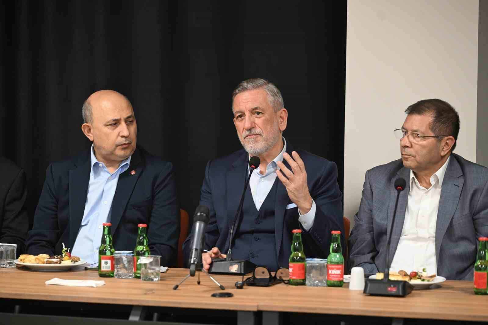 BURSA TİCARET VE SANAYİ ODASI (BTSO) YÖNETİM KURULU BAŞKANI İBRAHİM BURKAY, KAYAPA ORGANİZE SANAYİ BÖLGESİ’NDE FAALİYET GÖSTEREN SANAYİCİLERLE BİR ARAYA GELDİĞİ BULUŞMADA, KENTİN ÜRETİM GÜCÜNÜ GELECEĞE TAŞIYACAK YENİ NESİL YATIRIMLARI VE STRATEJİK HEDEFLERİ PAYLAŞTI.