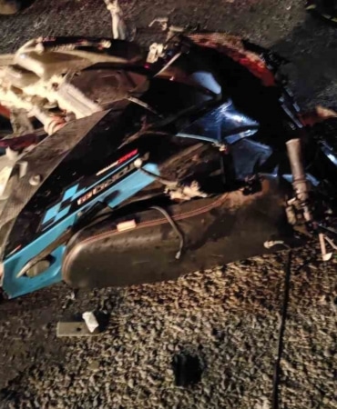 BURSA'NIN YENİŞEHİR İLÇESİNDE ALKOLLÜ TIR SÜRÜCÜSÜNÜN TERS ŞERİDE GİREREK MOTOSİKLETE ÇARPMASI SONUCU MEYDANA GELEN KAZADA 2 GENÇ HAYATINI KAYBETTİ. KAZADAN ÖNCE ALKOLLÜ TIR SÜRÜCÜSÜNÜN ZİKZAK ÇİZEREK İLERLEDİĞİ ANLARA AİT GÖRÜNTÜLER ORTAYA ÇIKTI.