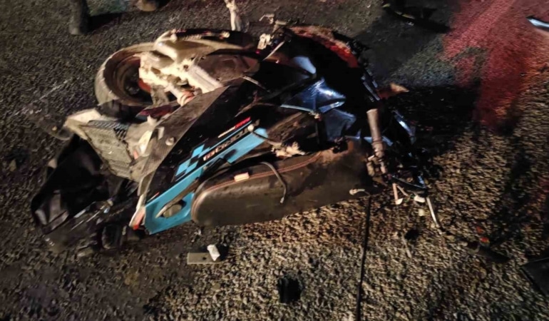 BURSA'NIN YENİŞEHİR İLÇESİNDE ALKOLLÜ TIR SÜRÜCÜSÜNÜN TERS ŞERİDE GİREREK MOTOSİKLETE ÇARPMASI SONUCU MEYDANA GELEN KAZADA 2 GENÇ HAYATINI KAYBETTİ. KAZADAN ÖNCE ALKOLLÜ TIR SÜRÜCÜSÜNÜN ZİKZAK ÇİZEREK İLERLEDİĞİ ANLARA AİT GÖRÜNTÜLER ORTAYA ÇIKTI.