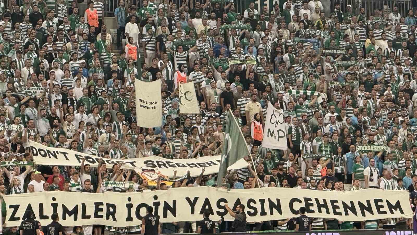 BURSASPORLU TARAFTARLAR SAVAŞ SUÇLUSU RATKO MLADİÇ’İN KAREOGRAFİSİNİ YAPAN KIZILYILDIZ’A PANKARTLA YANIT VERDİ.